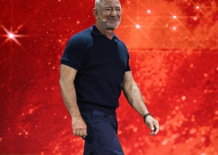 Jeff Bezos sonriente en evento público, mientras el Liverpool FC anuncia su entrada como inversor minoritario en el club inglés