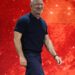 Jeff Bezos sonriente en evento público, mientras el Liverpool FC anuncia su entrada como inversor minoritario en el club inglés