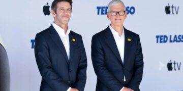 John Ternus, nuevo director ejecutivo de Apple, en evento corporativo de la compañía tecnológica