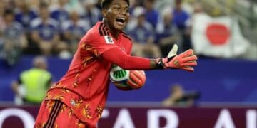 Futbolistas japoneses en uniformes de equipos de la Premier League durante un partido en Inglaterra