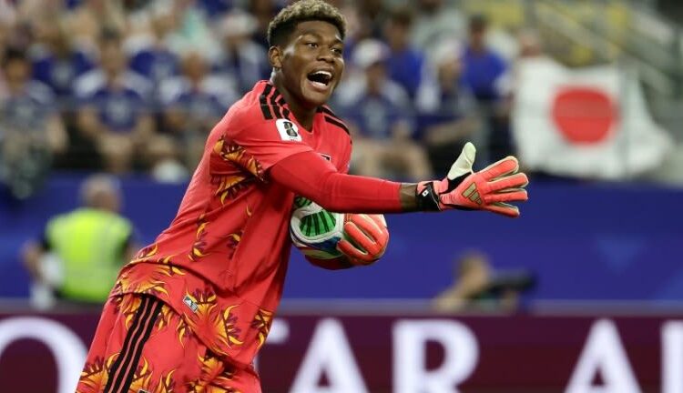 Futbolistas japoneses en uniformes de equipos de la Premier League durante un partido en Inglaterra