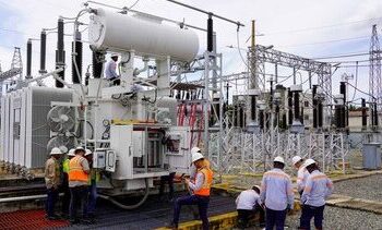 Torres y líneas de transmisión eléctrica en República Dominicana durante un día de altas temperaturas