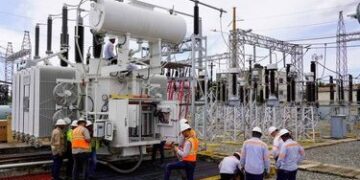 Torres y líneas de transmisión eléctrica en República Dominicana durante un día de altas temperaturas