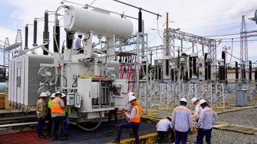 Torres y líneas de transmisión eléctrica en República Dominicana durante un día de altas temperaturas
