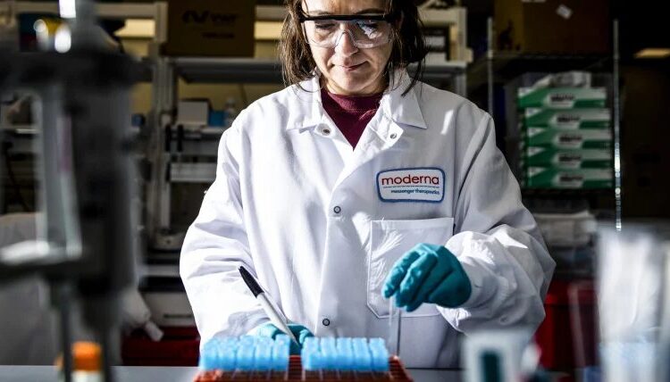 Científico sosteniendo una dosis de vacuna ARNm en laboratorio farmacéutico con equipo de investigación oncológica al fondo