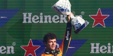 Lando Norris celebra su victoria en el Gran Premio de Países Bajos 2025 en el circuito de Zandvoort