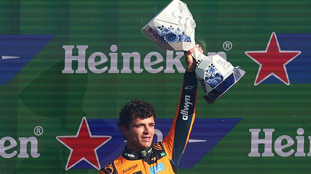 Lando Norris celebra su victoria en el Gran Premio de Países Bajos 2025 en el circuito de Zandvoort