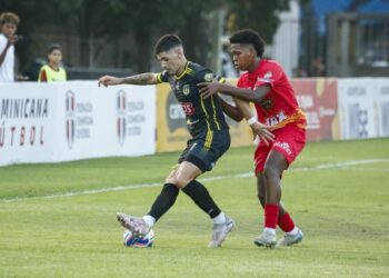 Jugadores de Moca FC y Atlético Vega Real disputando el balón en el estadio Moca 85 durante el partido inaugural de la LDF 2026-2027
