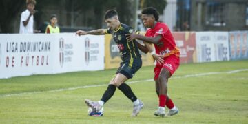Jugadores de Moca FC y Atlético Vega Real disputando el balón en el estadio Moca 85 durante el partido inaugural de la LDF 2026-2027