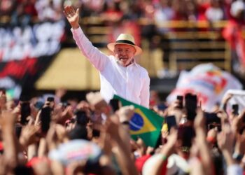 Lula da Silva habla ante miles de seguidores en el estadio 1 de Mayo de São Bernardo do Campo durante el lanzamiento de su campaña de reelección