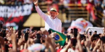 Lula da Silva habla ante miles de seguidores en el estadio 1 de Mayo de São Bernardo do Campo durante el lanzamiento de su campaña de reelección