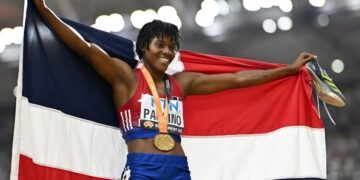 Marileidy Paulino y el equipo dominicano celebrando la medalla de oro en el relevo mixto 4x400m en el Estadio Olímpico durante los Juegos CAC 2026