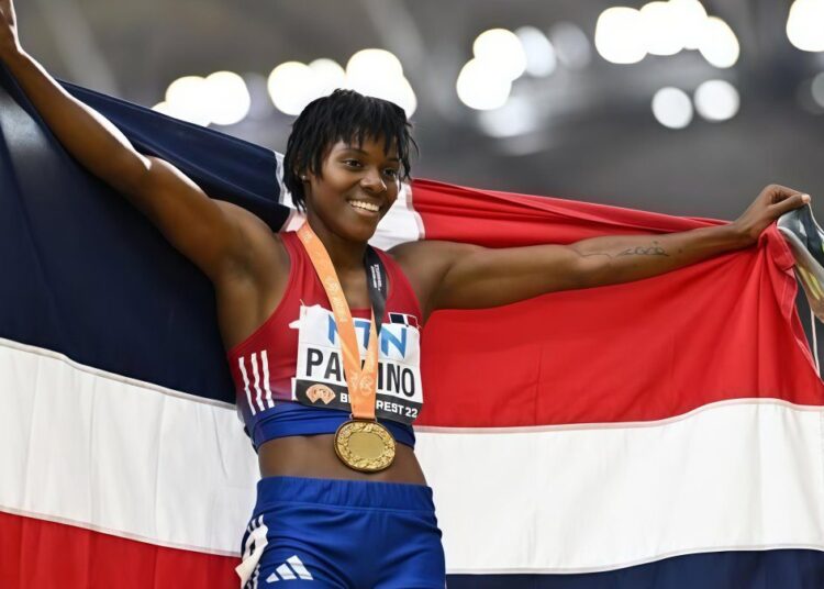 Marileidy Paulino y el equipo dominicano celebrando la medalla de oro en el relevo mixto 4x400m en el Estadio Olímpico durante los Juegos CAC 2026