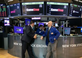 Pantallas con cotizaciones bursátiles en rojo y verde mostrando caídas del Nasdaq y S&P 500 el 24 de agosto de 2026