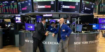 Pantallas con cotizaciones bursátiles en rojo y verde mostrando caídas del Nasdaq y S&P 500 el 24 de agosto de 2026
