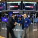Pantallas con cotizaciones bursátiles en rojo y verde mostrando caídas del Nasdaq y S&P 500 el 24 de agosto de 2026