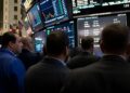 Pantalla de cotizaciones bursátiles en Wall Street con índices en alza el 19 de agosto de 2026