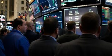 Pantalla de cotizaciones bursátiles en Wall Street con índices en alza el 19 de agosto de 2026