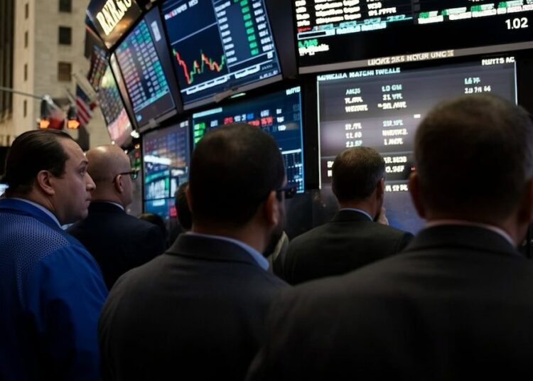 Pantalla de cotizaciones bursátiles en Wall Street con índices en alza el 19 de agosto de 2026