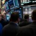 Pantalla de cotizaciones bursátiles en Wall Street con índices en alza el 19 de agosto de 2026
