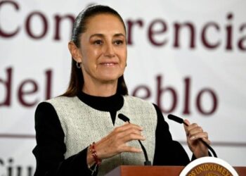 Presidenta Claudia Sheinbaum en rueda de prensa defendiendo la nueva ley de radio y televisión de México