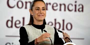 Presidenta Claudia Sheinbaum en rueda de prensa defendiendo la nueva ley de radio y televisión de México
