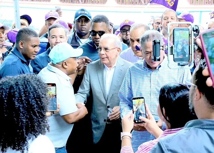 Danilo Medina habla con periodistas tras asamblea del PLD en Salcedo sobre mortalidad neonatal en RD