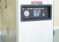 Trabajadores en una quesería dominicana procesando leche en instalaciones mejoradas por el programa NOPROLAC