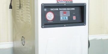 Trabajadores en una quesería dominicana procesando leche en instalaciones mejoradas por el programa NOPROLAC