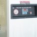 Trabajadores en una quesería dominicana procesando leche en instalaciones mejoradas por el programa NOPROLAC