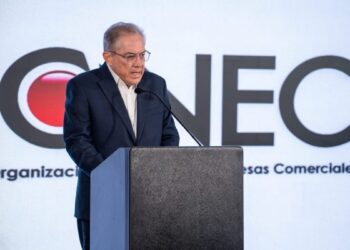 Pasillos de un supermercado dominicano con productos en estantes, en el contexto de investigaciones sobre desvío de mercancías