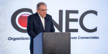 Pasillos de un supermercado dominicano con productos en estantes, en el contexto de investigaciones sobre desvío de mercancías