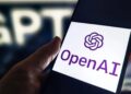 Logotipo de OpenAI en pantalla oscura junto a código de programación, representando evaluaciones de ciberseguridad del modelo Astra