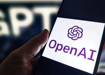 Logotipo de OpenAI en pantalla oscura junto a código de programación, representando evaluaciones de ciberseguridad del modelo Astra