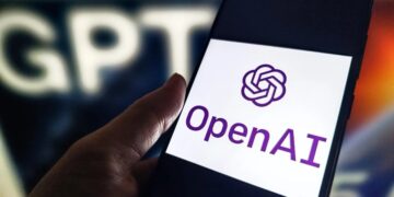 Logotipo de OpenAI en pantalla oscura junto a código de programación, representando evaluaciones de ciberseguridad del modelo Astra