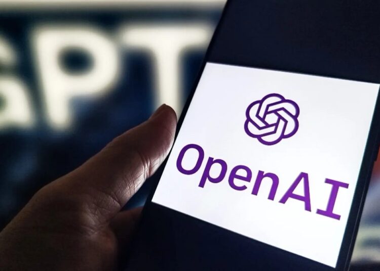 Logotipo de OpenAI en pantalla oscura junto a código de programación, representando evaluaciones de ciberseguridad del modelo Astra