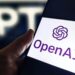 Logotipo de OpenAI en pantalla oscura junto a código de programación, representando evaluaciones de ciberseguridad del modelo Astra