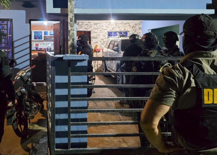 Agentes de la DNCD durante operativo antidrogas en el litoral este de República Dominicana