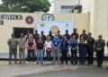 Autoridades dominicanas durante operativo de incautación de botellas de licor clandestino en Yaguate, San Cristóbal