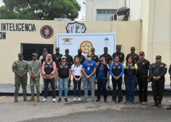 Autoridades dominicanas durante operativo de incautación de botellas de licor clandestino en Yaguate, San Cristóbal