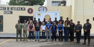 Autoridades dominicanas durante operativo de incautación de botellas de licor clandestino en Yaguate, San Cristóbal