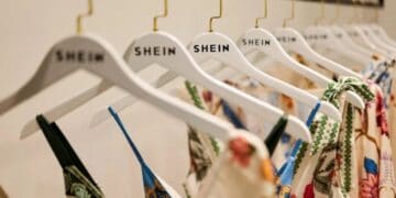Tienda física de Shein con ropa exhibida y compradores en un centro comercial
