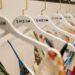 Tienda física de Shein con ropa exhibida y compradores en un centro comercial