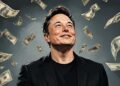 Elon Musk en evento público con cohete Starship de SpaceX al fondo