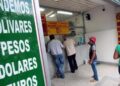 Billetes de pesos colombianos y dólares sobre una mesa durante semana de alta volatilidad cambiaria