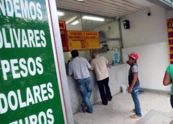 Billetes de pesos colombianos y dólares sobre una mesa durante semana de alta volatilidad cambiaria