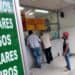 Billetes de pesos colombianos y dólares sobre una mesa durante semana de alta volatilidad cambiaria
