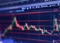 Pantalla de bolsa de valores mostrando caída del precio del petróleo Brent y alza de índices bursátiles globales