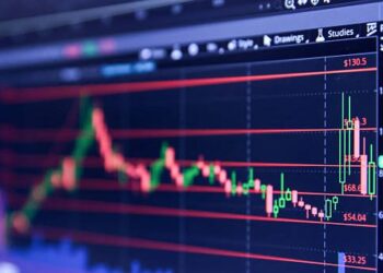 Pantalla de bolsa de valores mostrando caída del precio del petróleo Brent y alza de índices bursátiles globales