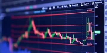 Pantalla de bolsa de valores mostrando caída del precio del petróleo Brent y alza de índices bursátiles globales